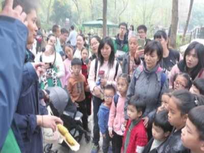 武汉：动物园里熊猫馆鼓励游客闻粪便 科普项目受青睐