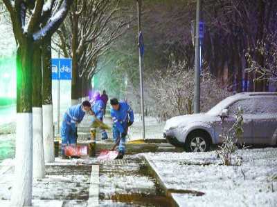 北京市一百五十六辆融雪车应对扫雪铲冰